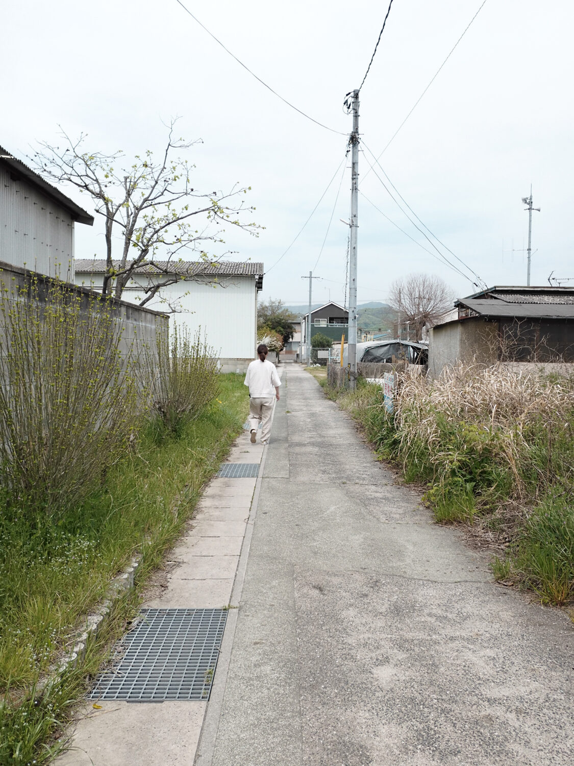 INOLIKES X Half クラシッククローム 路地を歩く後ろ姿