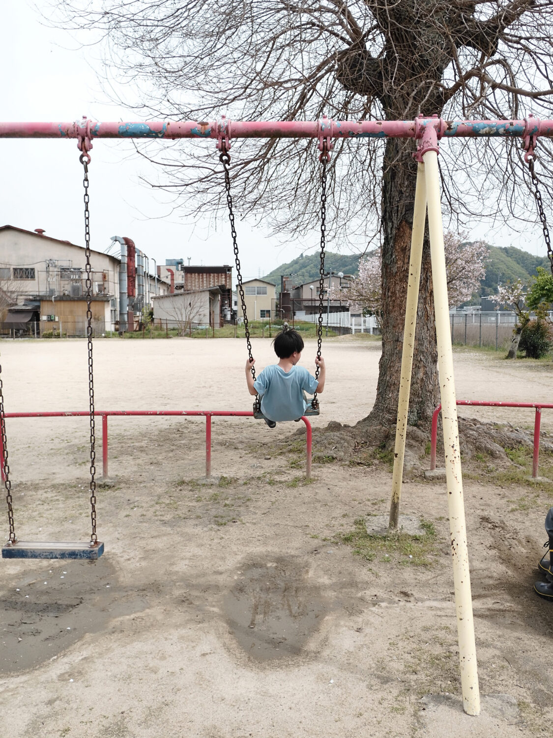 INOLIKES X Half クラシッククローム 公園 ブランコ 子ども 後ろ姿