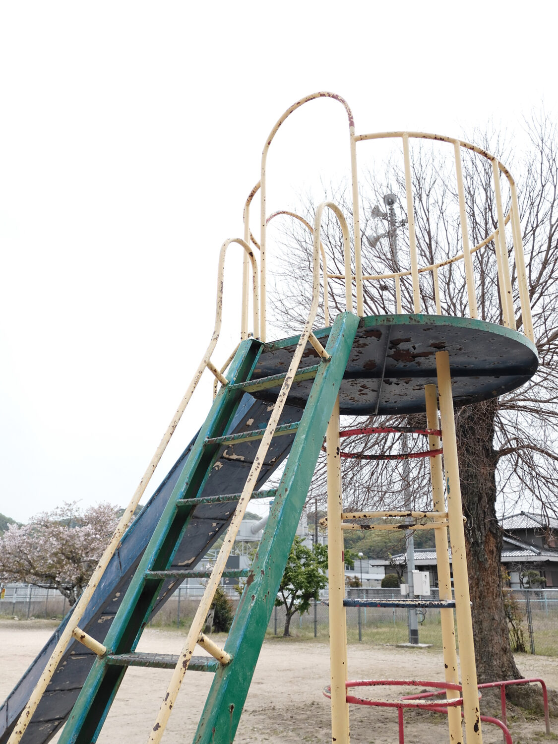 INOLIKES X Half クラシッククローム 公園 すべり台 遊具 桜