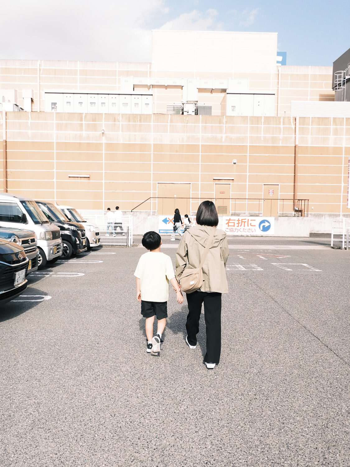 INOLIKES X Half 駐車場 家族スナップ 逆光