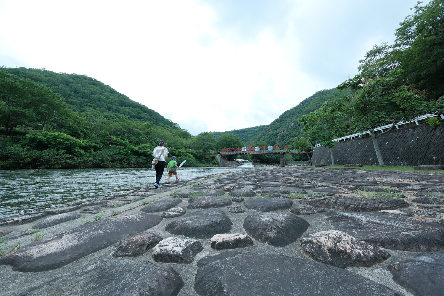 INOLIKES XF8mmF3.5 R WR 作例 川 渓谷 赤い橋