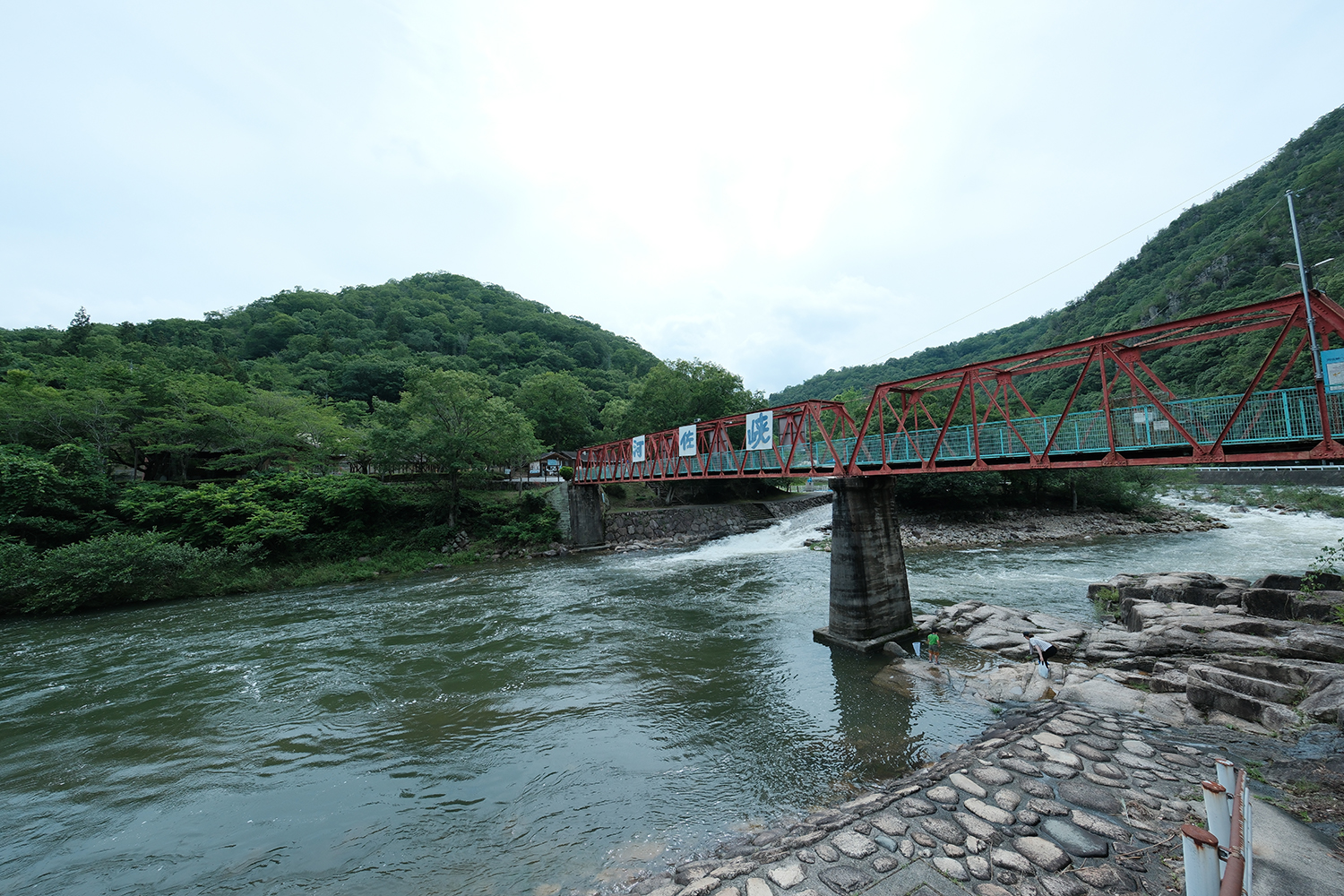 INOLIKES XF8mmF3.5 R WR 作例 赤い橋 渓流 超ワイド