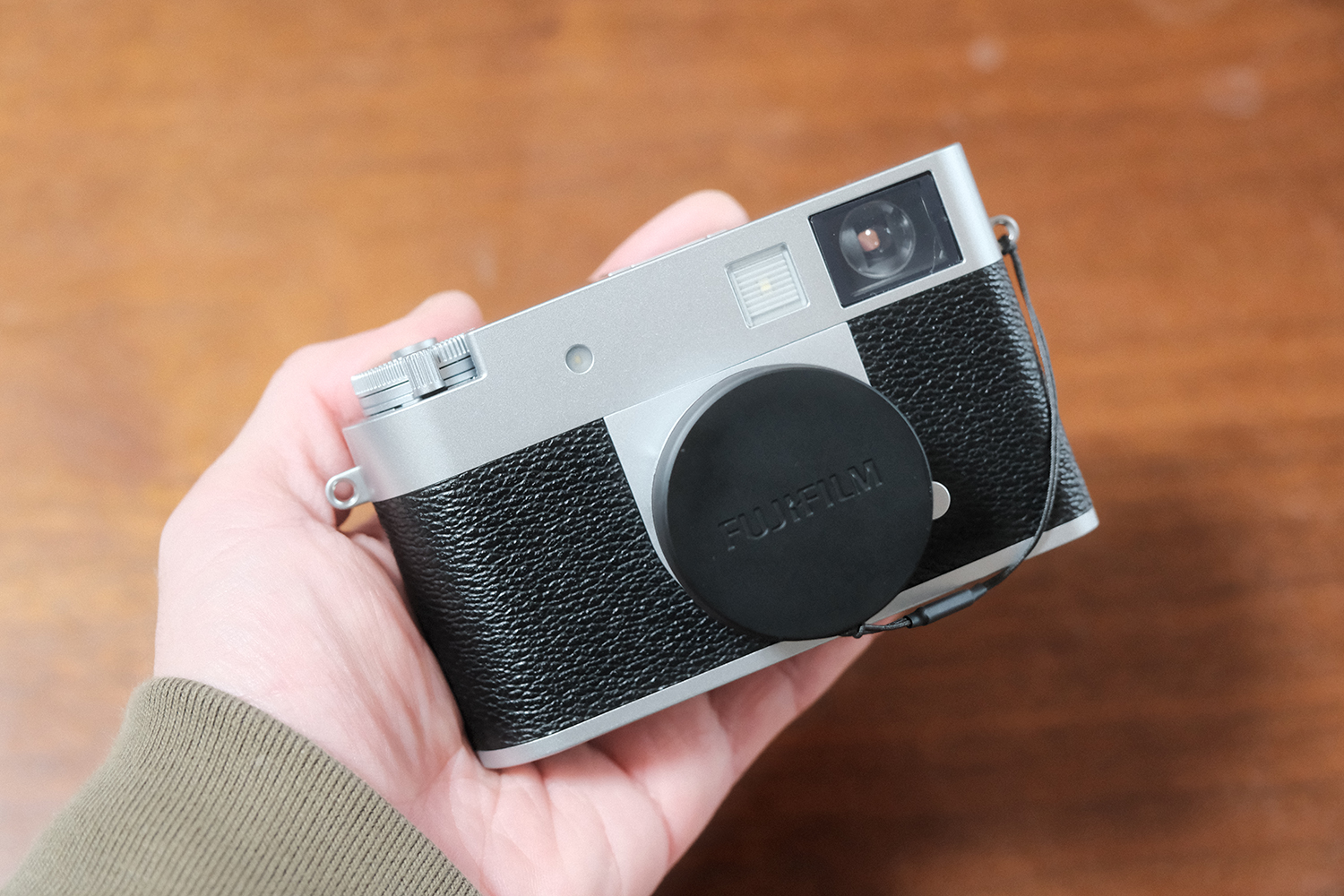 INOLIKES 富士フイルム X half 手に持ったサイズ感
