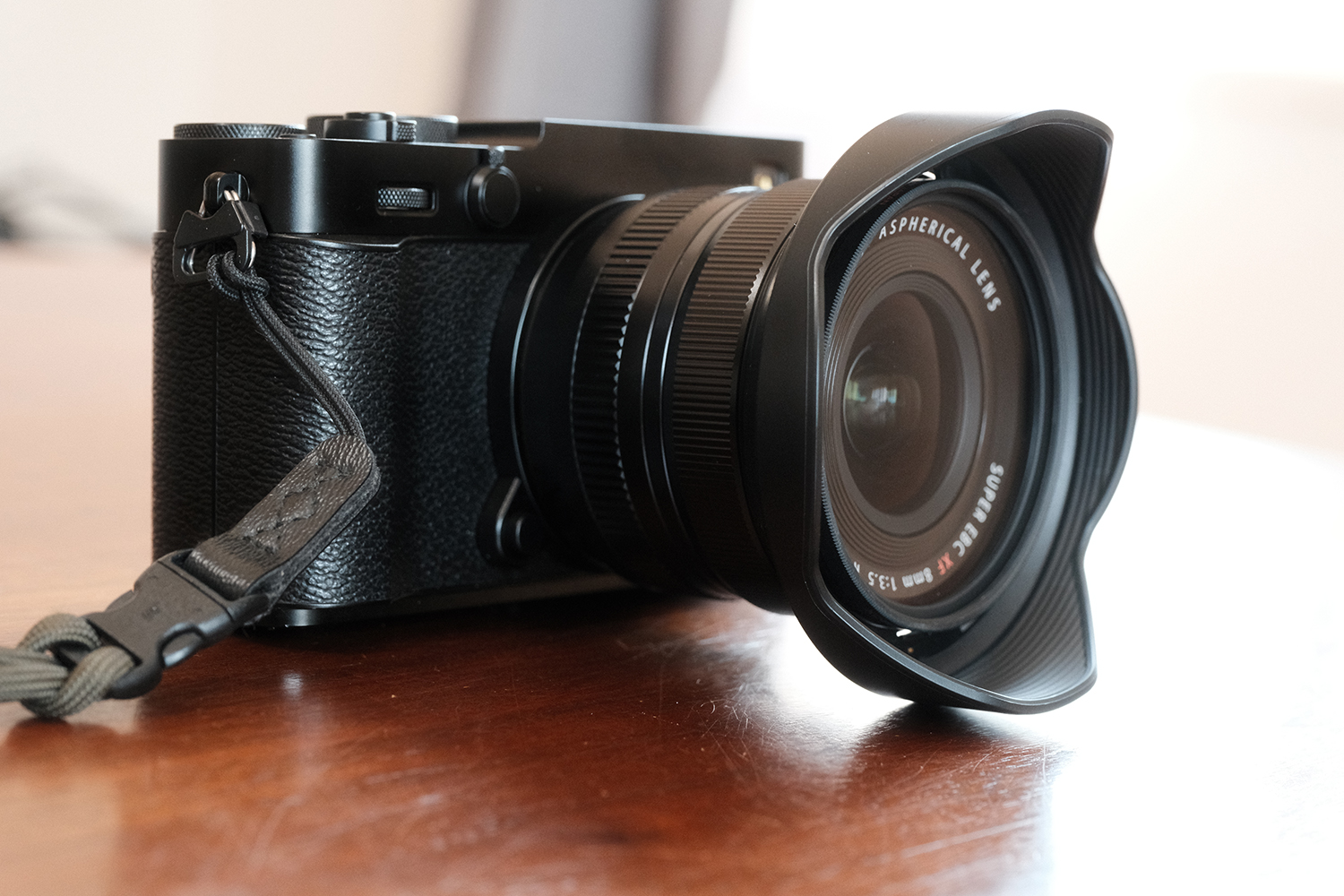 INOLIKES XF8mmF3.5 R WR フード 大きい 本体 浮く